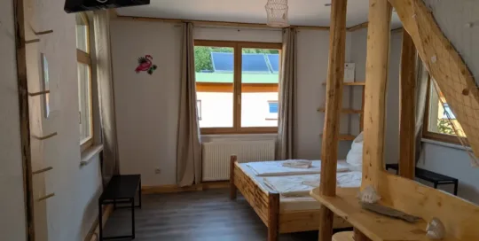 Bomätscher Königstein - Ferienwohnung Robinie - Schlafzimmer mit Doppelbett