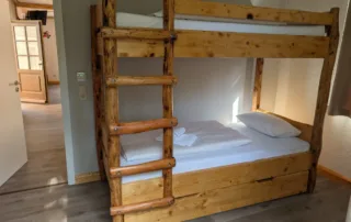 Bomätscher Königstein - Ferienwohnung Robinie - Schlafzimmer mit Doppelbett